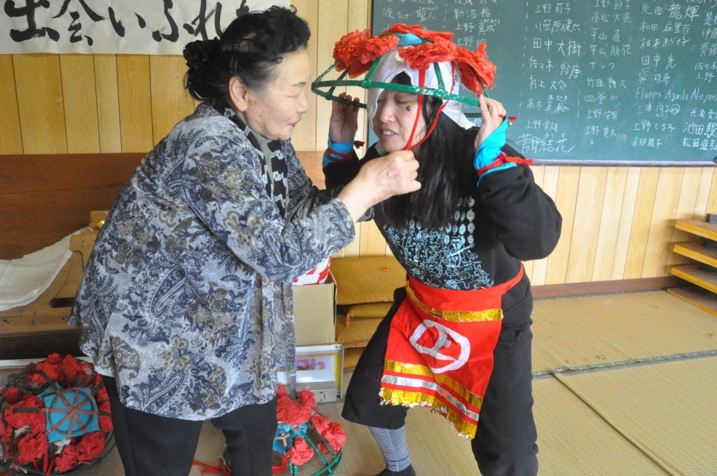 ▲アーティストと地域の人々との交流