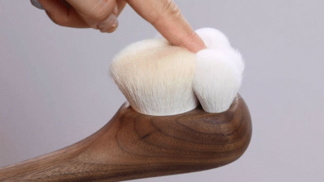 高級山羊の天然毛の白尖峰とPBTの2種類のハイブリットのブラシを開発