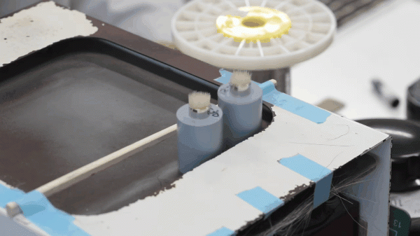 豚さんの毛を振動を加えながらまとめていきます。