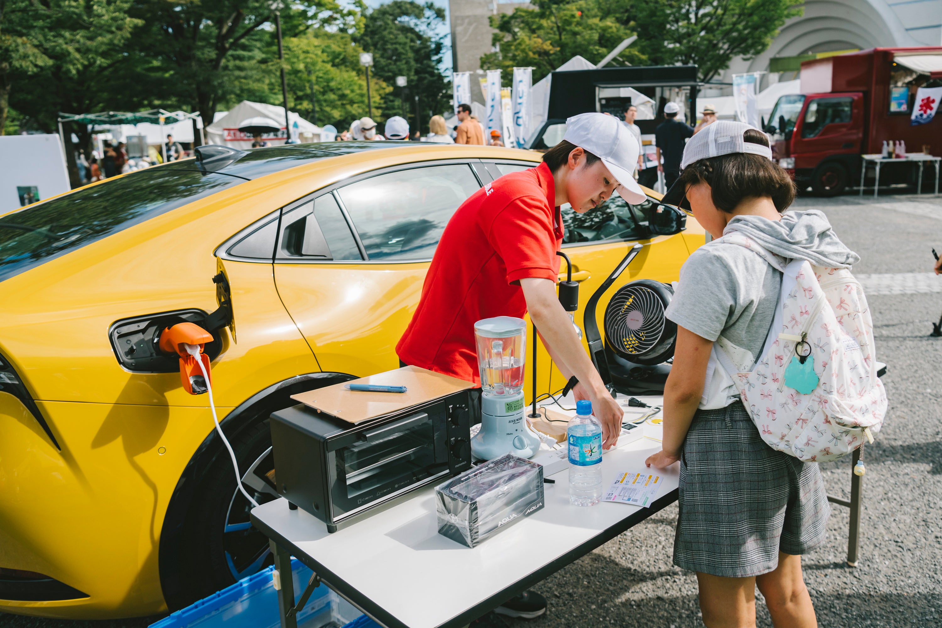 給電デモ体験をする来場者