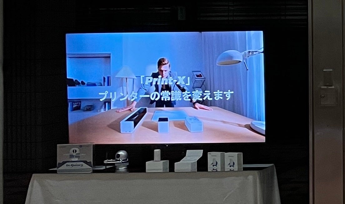 ショーウィンドウには大型のディスプレイでPVを配信