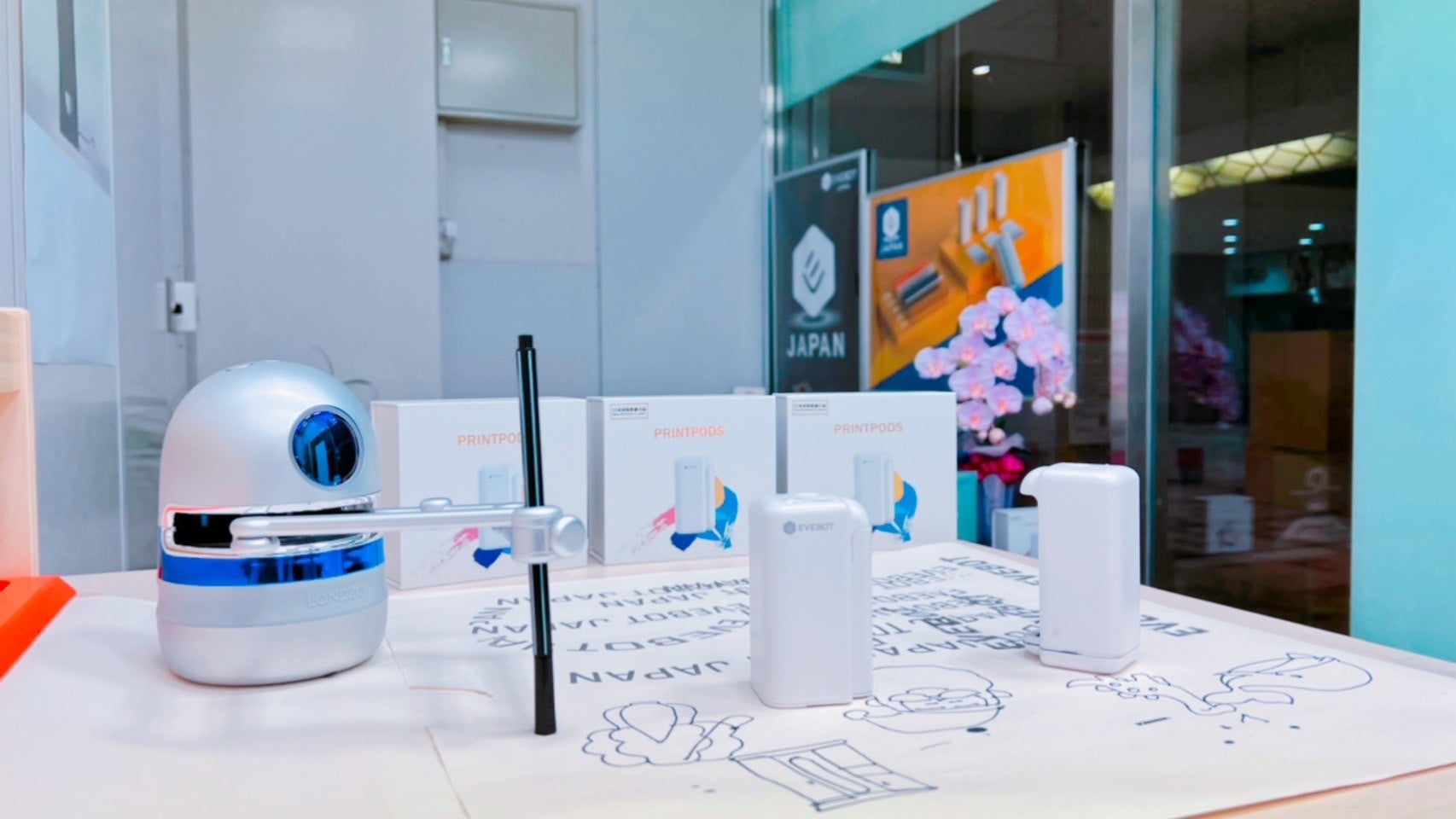 EVEBOT JAPANのクラファン製品が展示されている