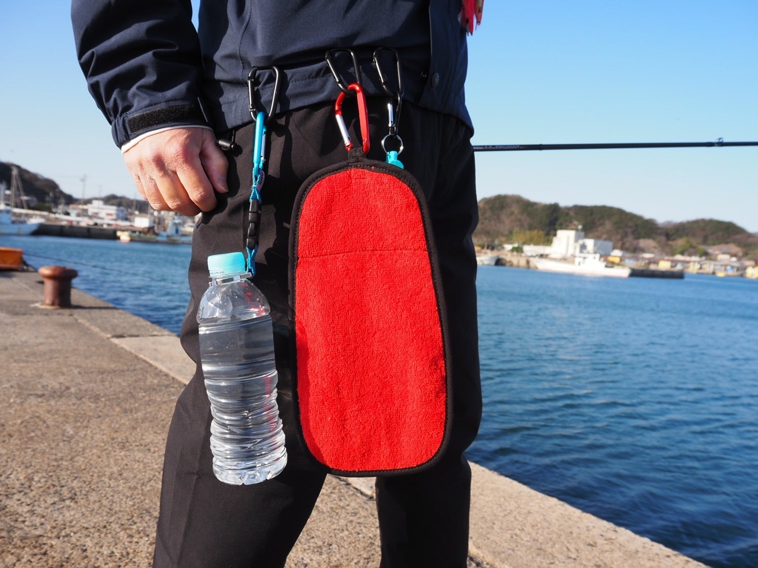 釣りは両手が塞がる。道具を取りやすい場所に付けておきたい