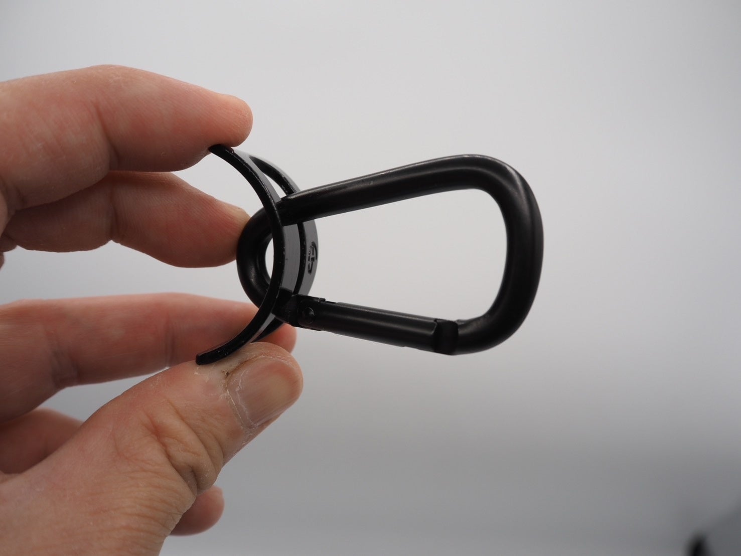 一切穴を空けず、好きな場所に着脱できるカラビナ「どこでもカラビナ」