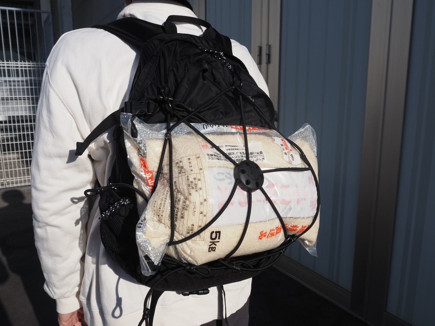 無駄な物を買って！！ってママに叱られないように、移動はもっぱら歩きで重たいもの（米袋）も運ぶ