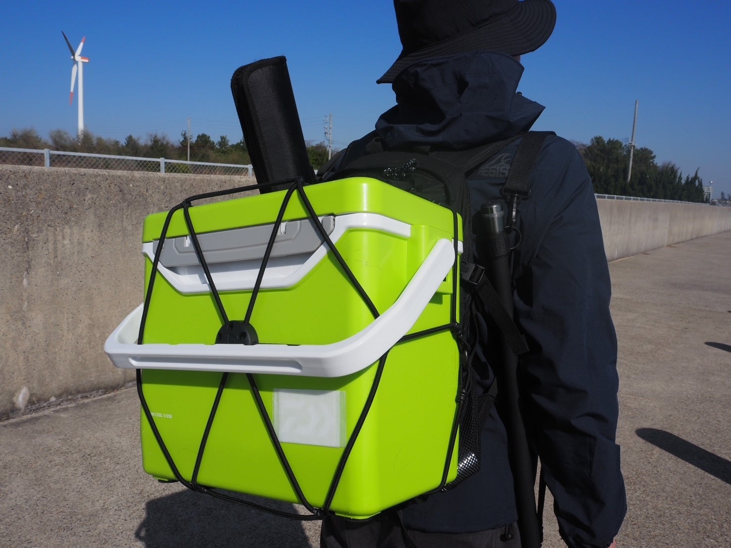 夏場の釣りは手ぶらが良い！クーラーボックスを背負えるロープを開発