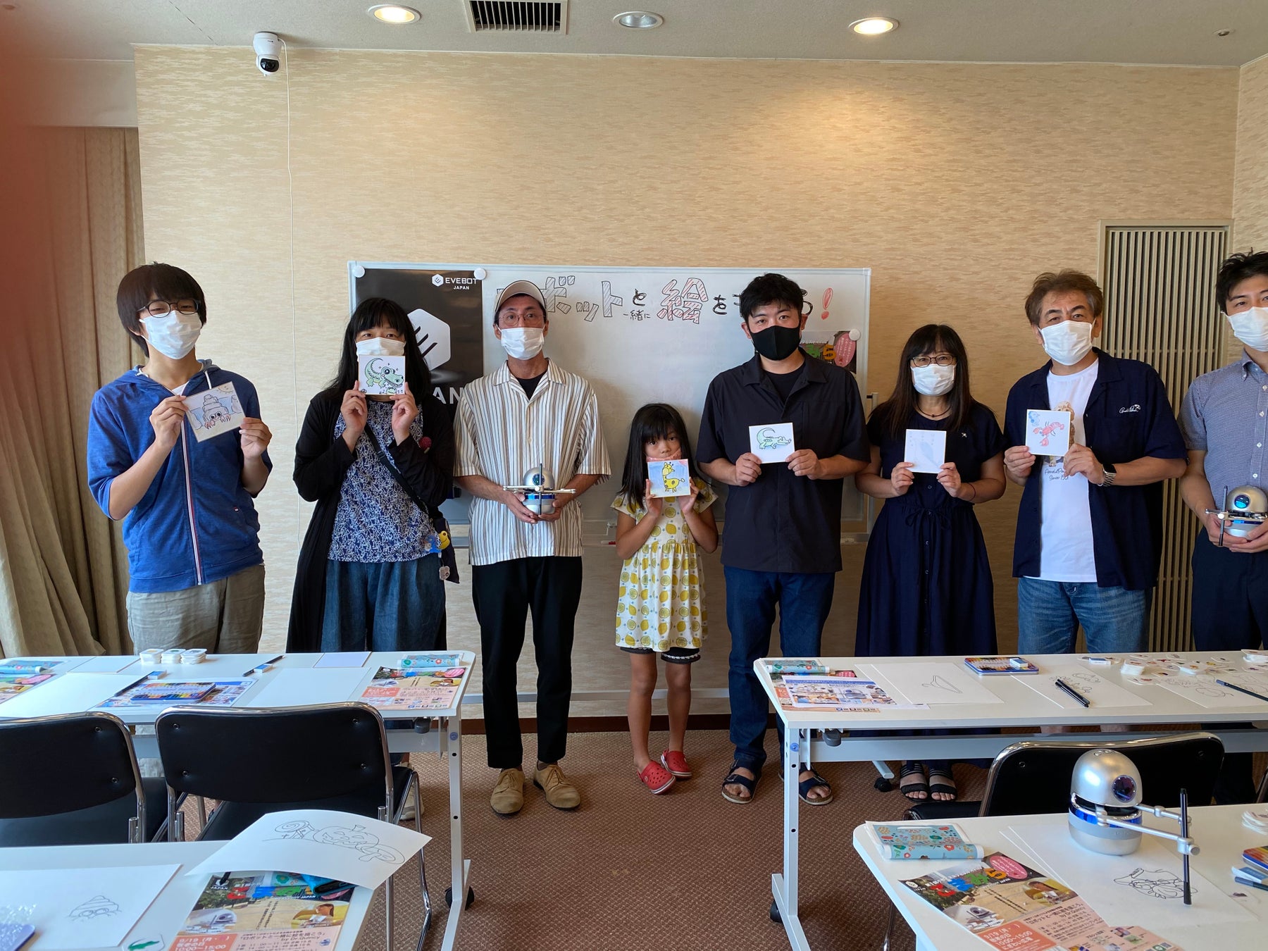 お絵かきロボット「Dr.Quincy(ドクトルクインシー)」を活用したイベントに集まった小牧市民の方々