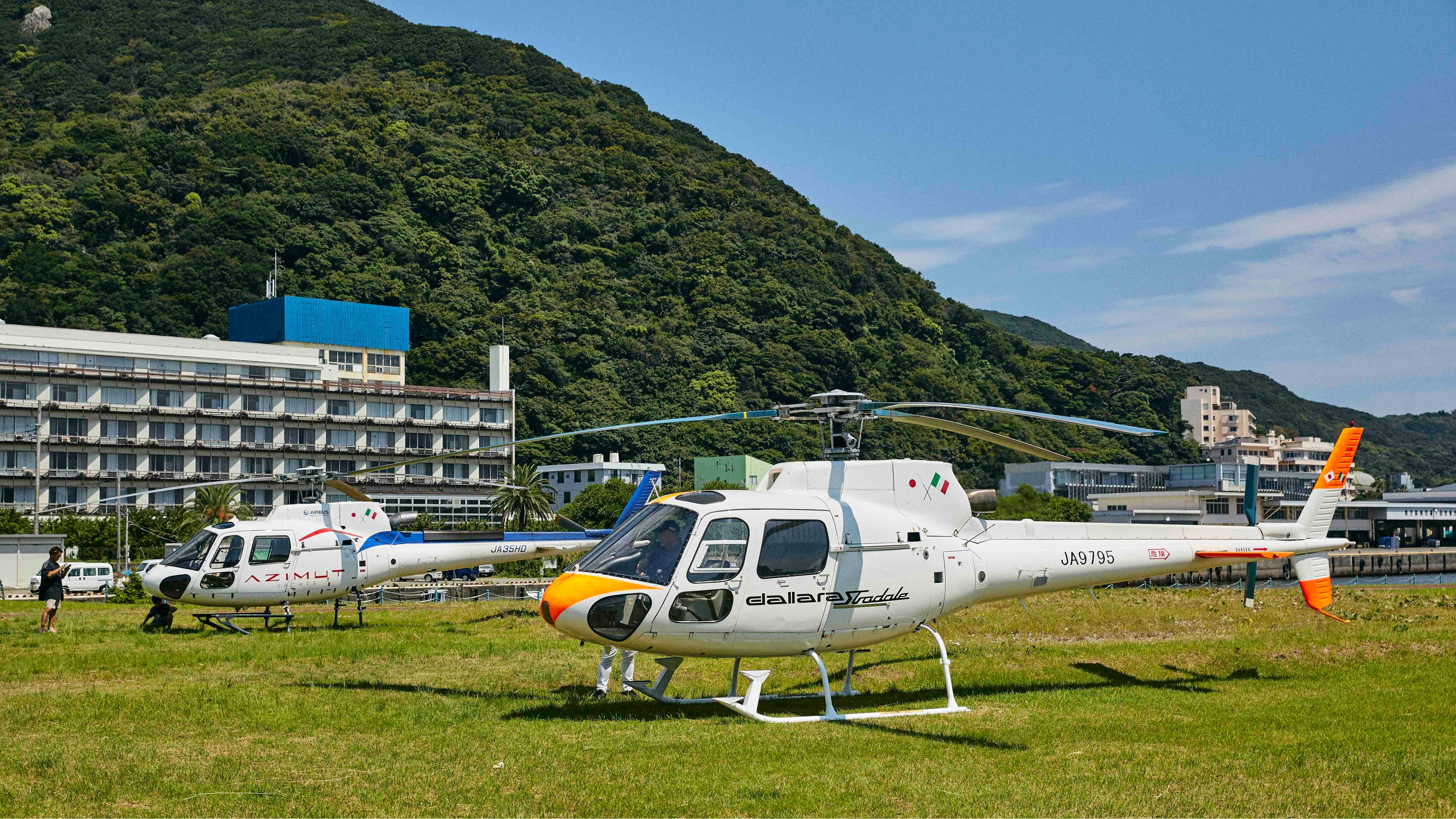 AzimutとDallara Stradareのラッピングを施したヘリ