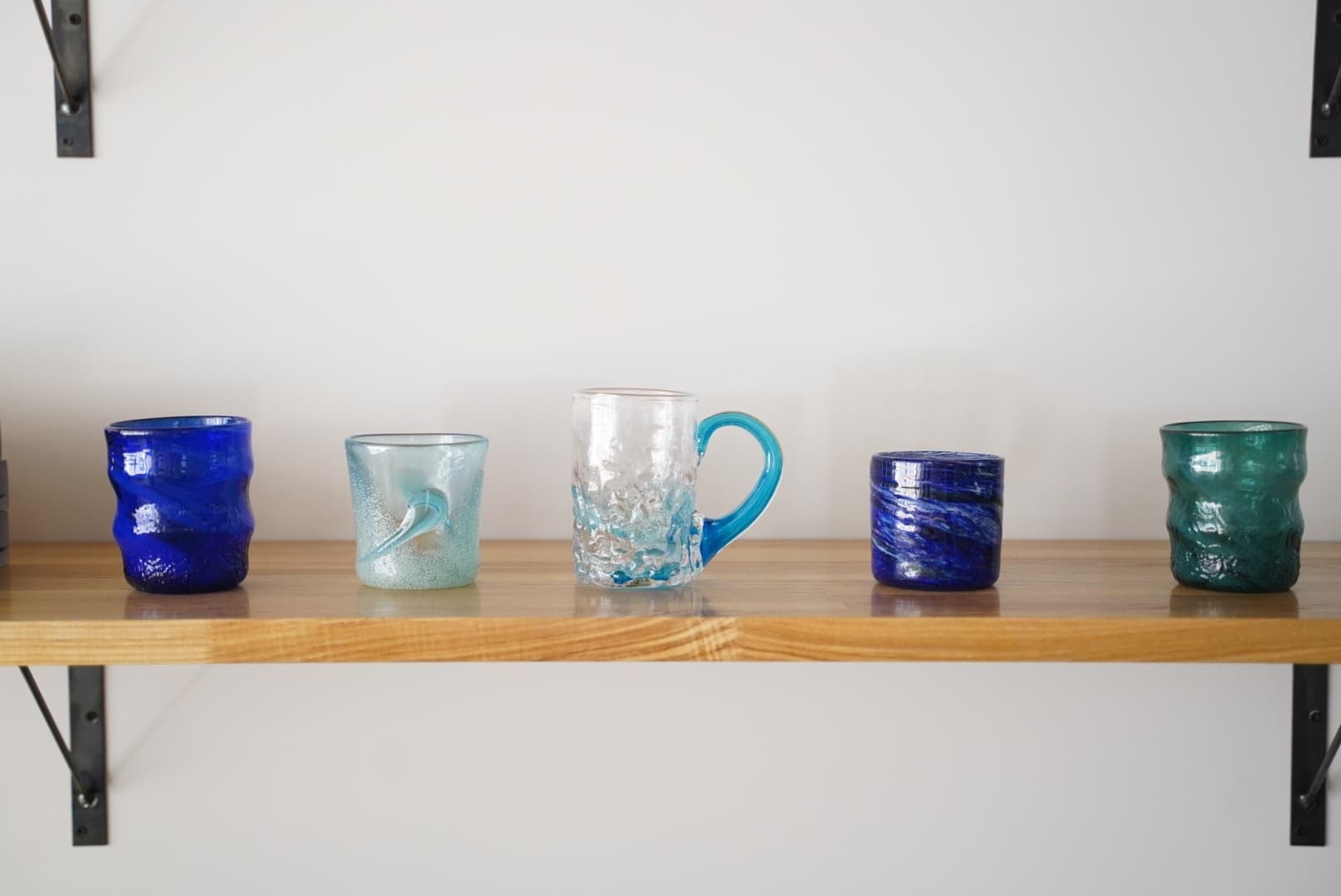 沖縄展での琉球ガラスの展示風景5