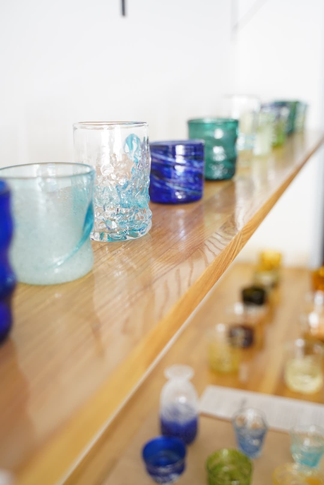 沖縄展での琉球ガラスの展示風景3