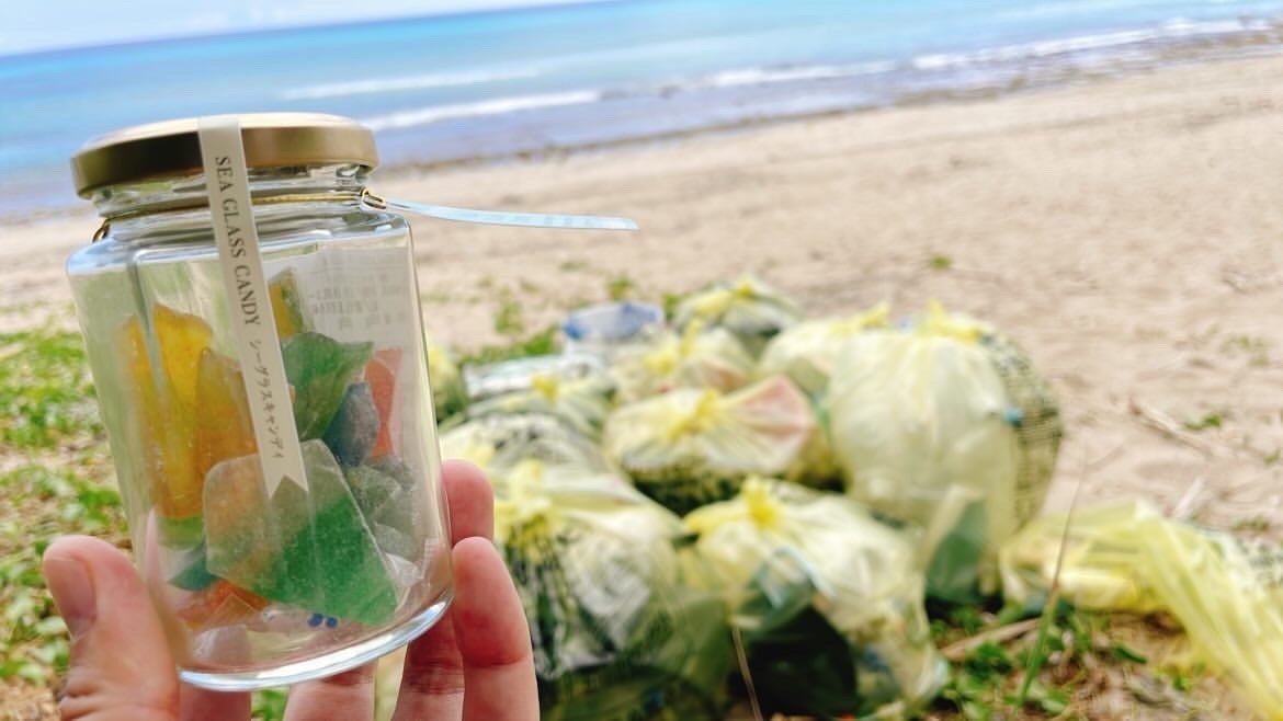 集めたゴミ袋とシーグラスキャンディ