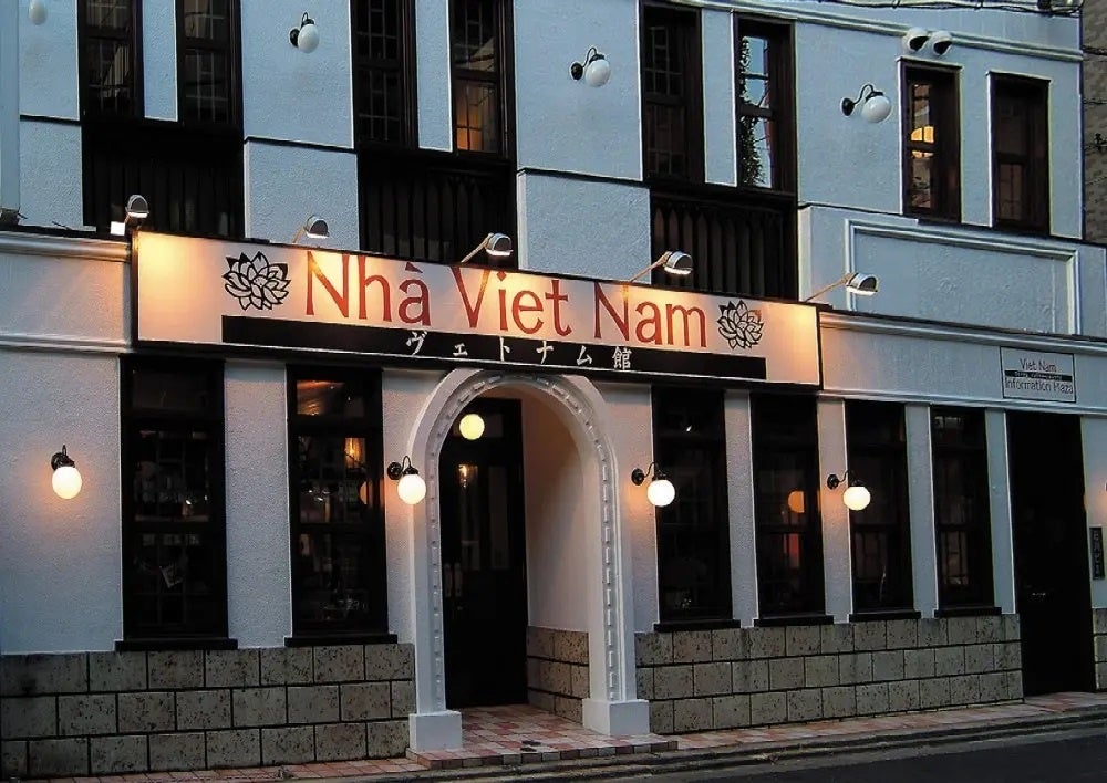 コロニアル調の建物の旧店舗。現在は取壊し中。