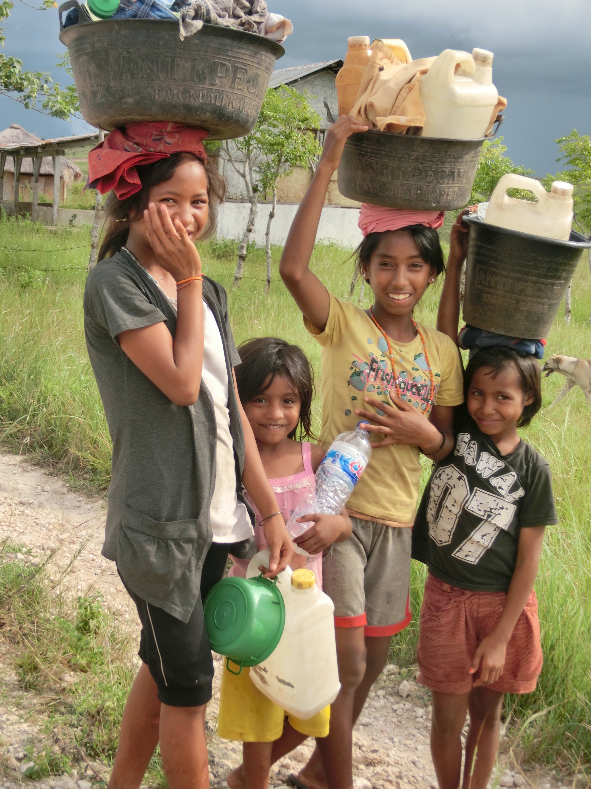 水汲みは大切な日課ではありますが教育の機会を奪ってしまっていることもあります
