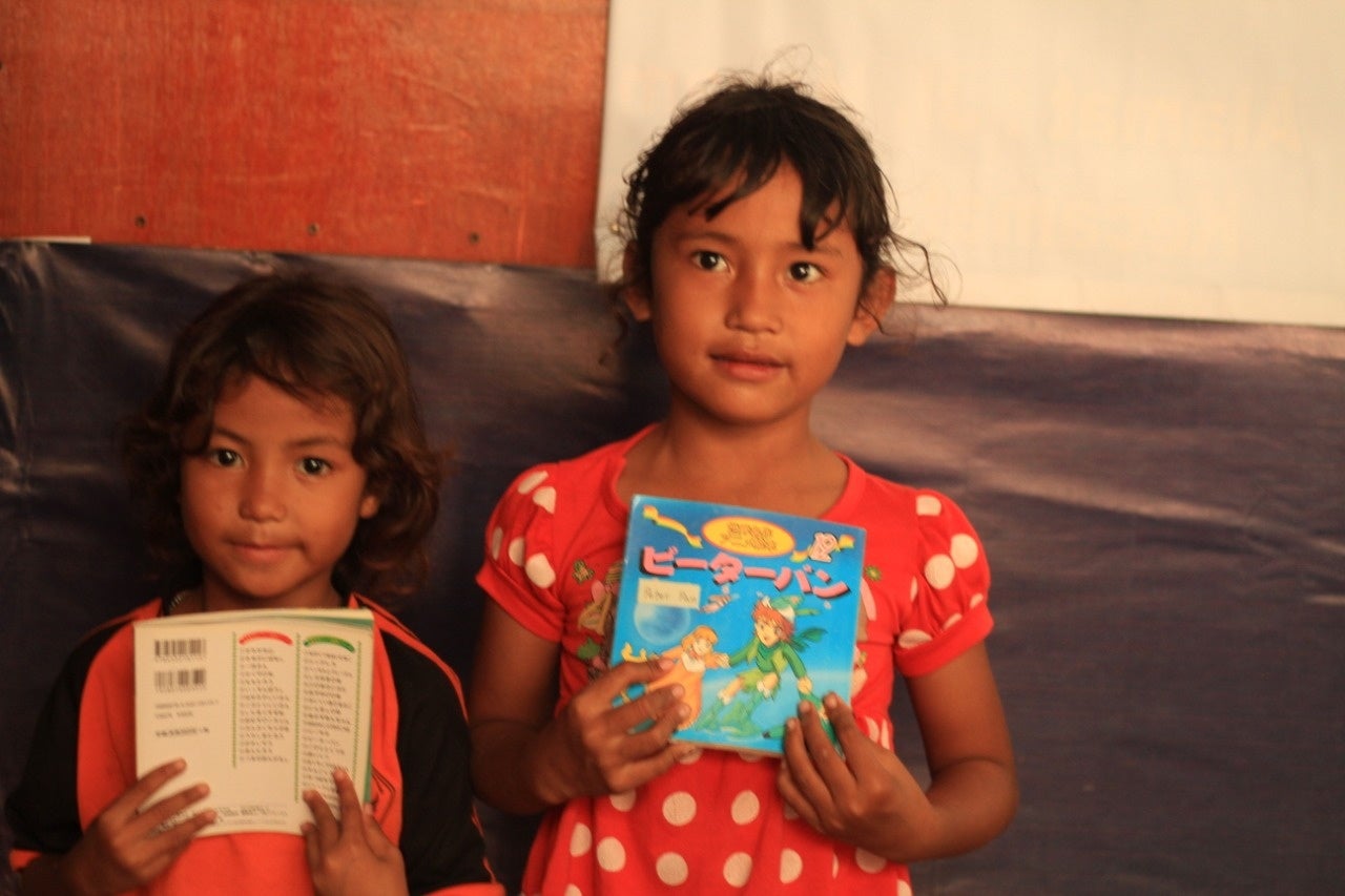 スンバ島で絵本を受け取った子ども