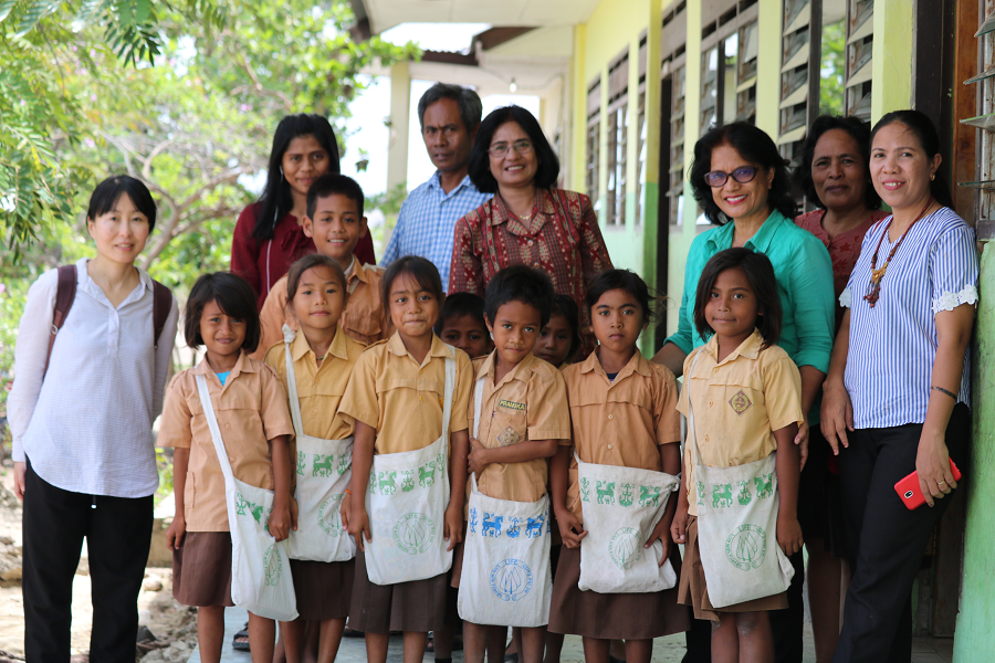 活動支援地の様子：通学バッグ支援を受けた小学生(写真はコロナ前)