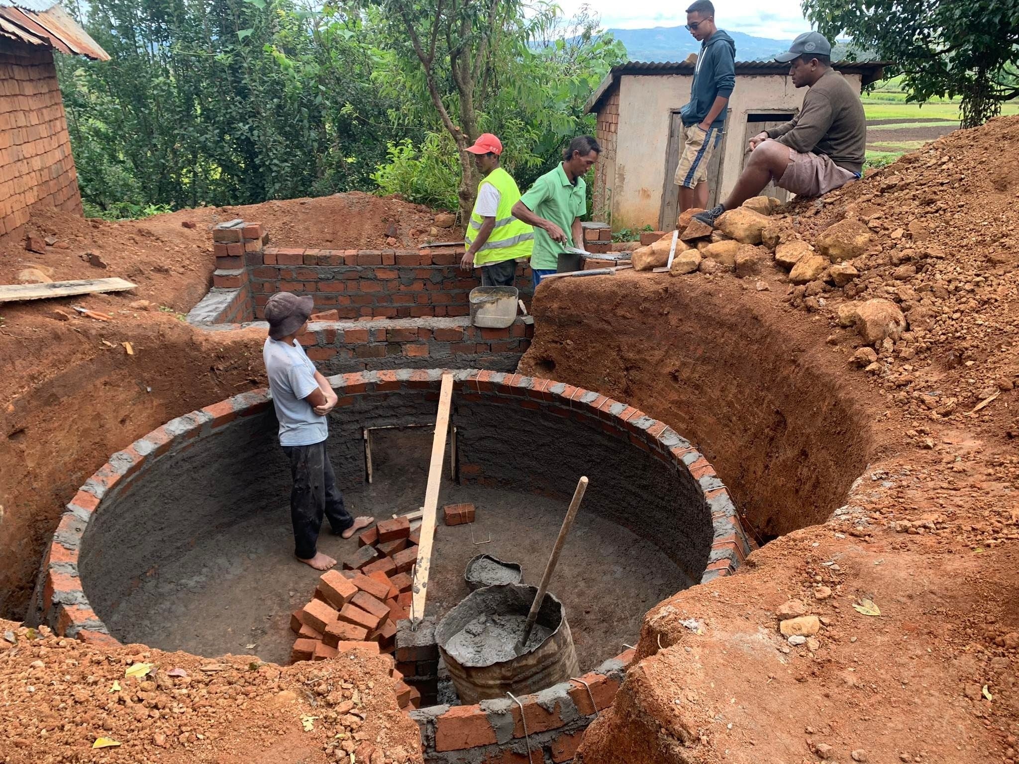 マダガスカルでのバイオガスの設備の建設風景