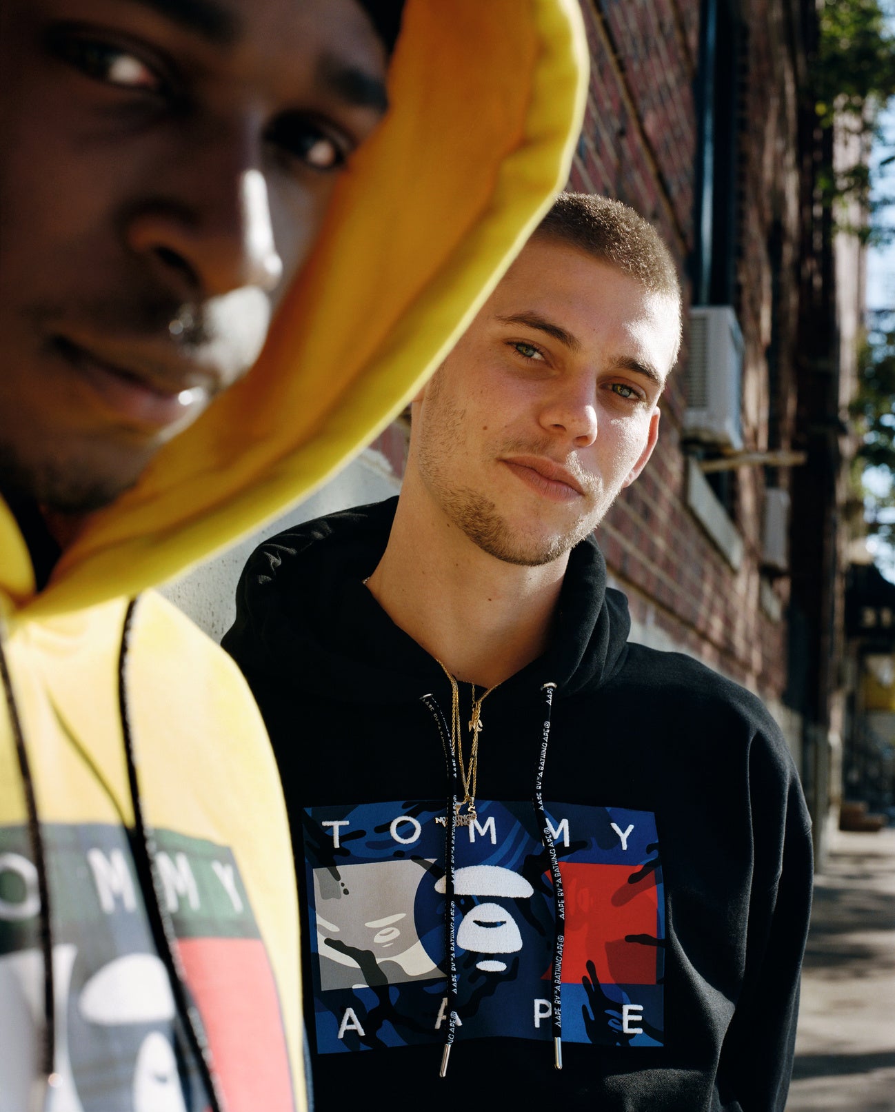 エイプスカジャン　トミー TOMMY JEANS × AAPE、カプセルコレクション第2弾を発売