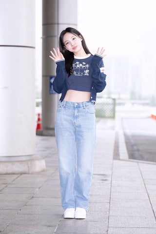 TWICEナヨン着用 Jeansテープロゴストライブチューブドレス TWICE ナヨンがトミー ジーンズのサマーコレクションを着用