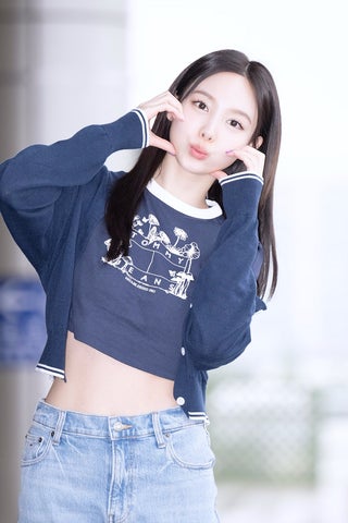TWICEナヨン着用 Jeansテープロゴストライブチューブドレス TWICE ナヨンがトミー ジーンズのサマーコレクションを着用