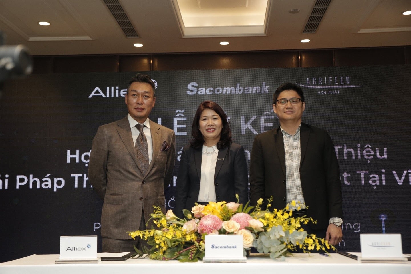 左から、アリエックス社CEOパク・ビョングン氏、ホア・ファット・フィード社CEO代理レ・トゥアン・ヴィン氏、サコム銀行の取締役代理ホ・ティ・ミン・トゥエット氏