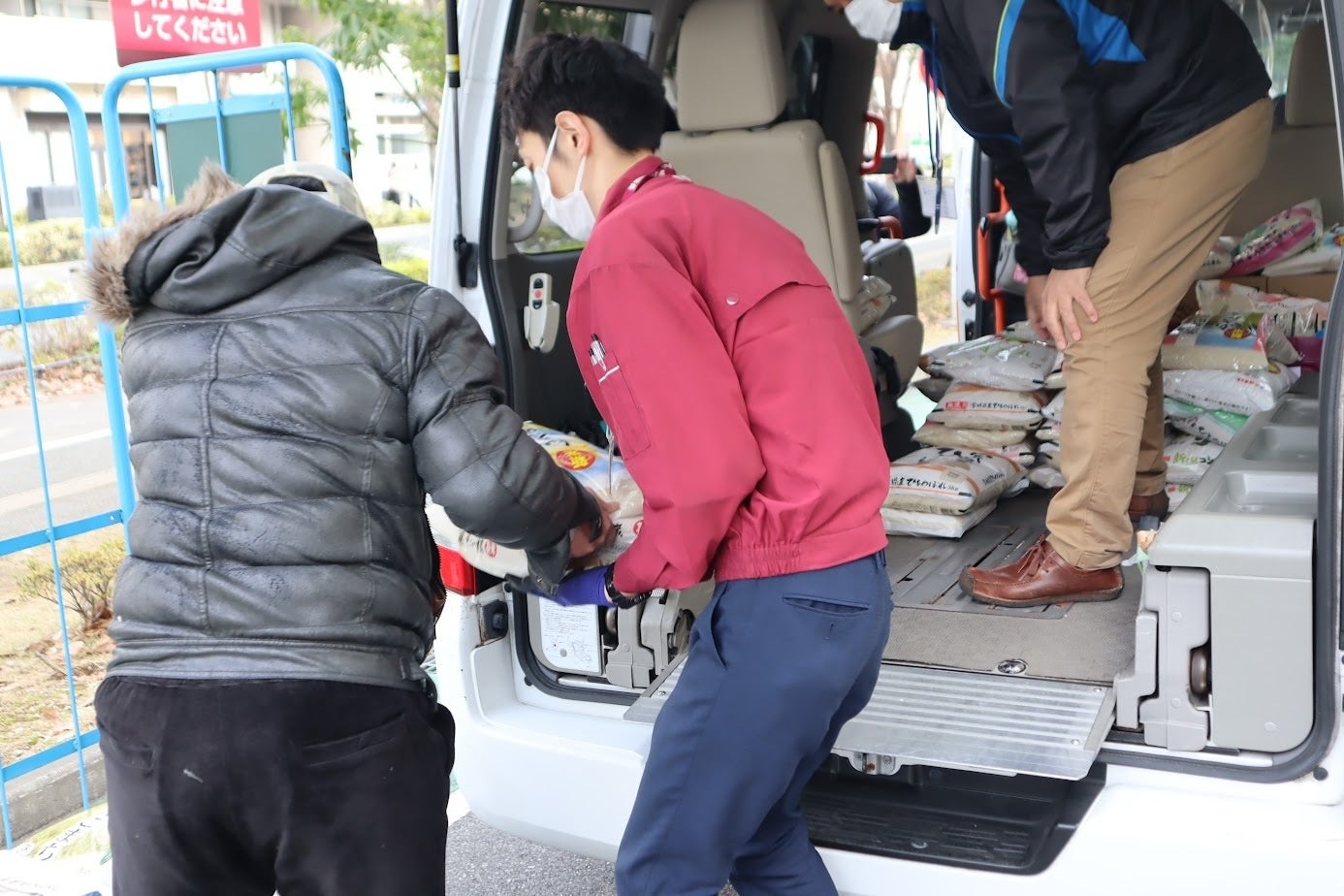 寄付したお米がベルクフォルテ津田沼店から運ばれる様子