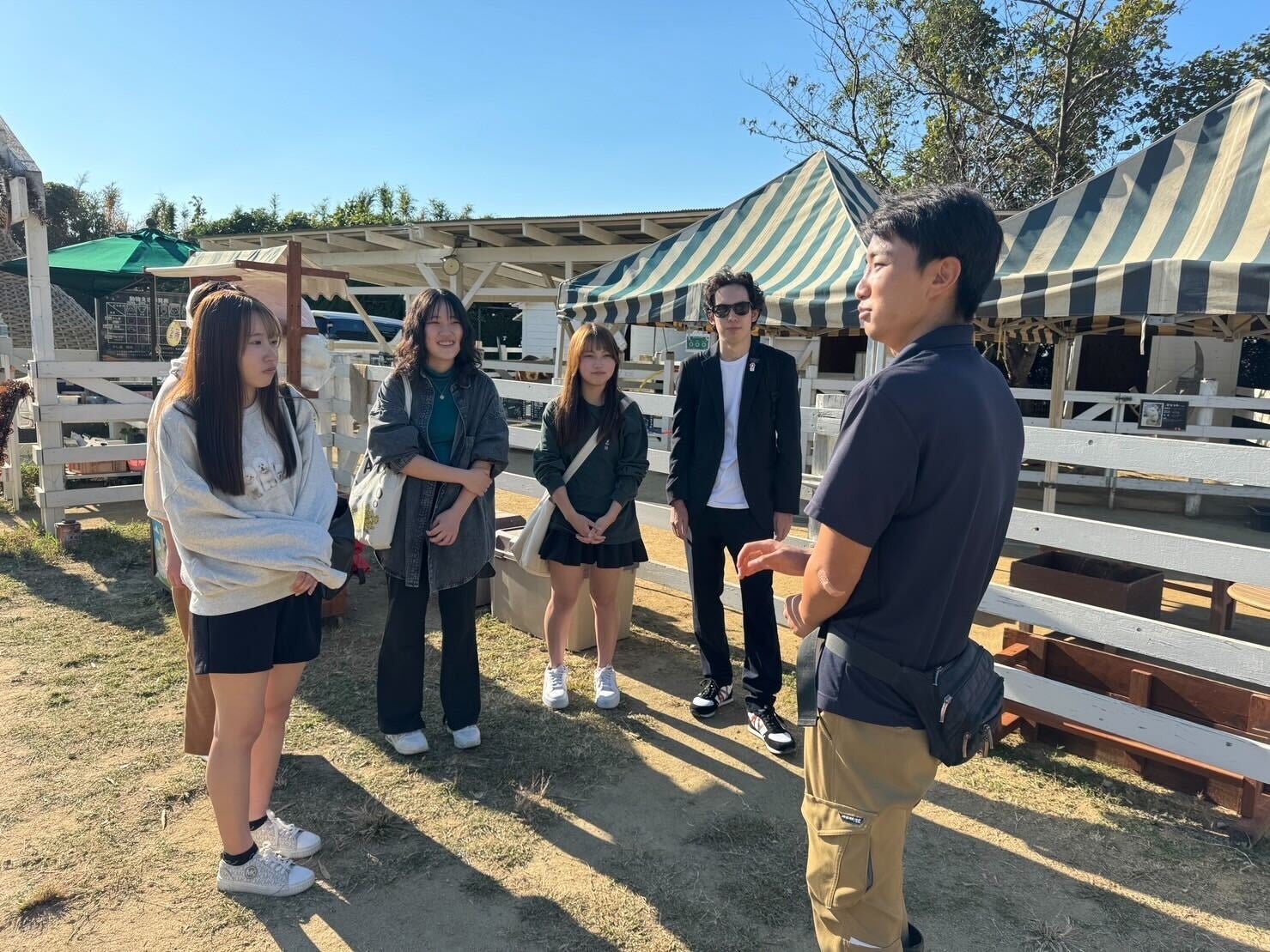 淡路島のおとなへのインタビューをしている様子