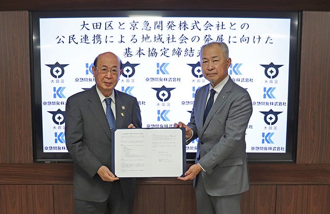 松原忠義大田区長（左）と渡辺静義京急開発社長（右）