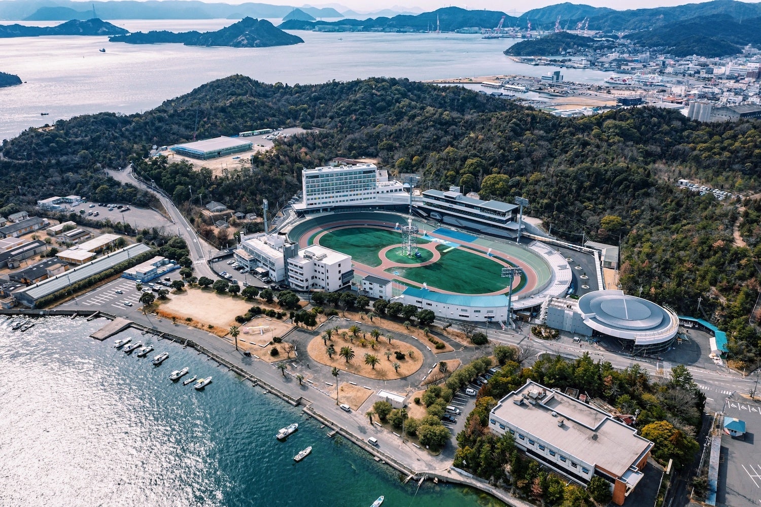 瀬戸内海を臨むKEIRIN HOTEL 10と玉野競輪場