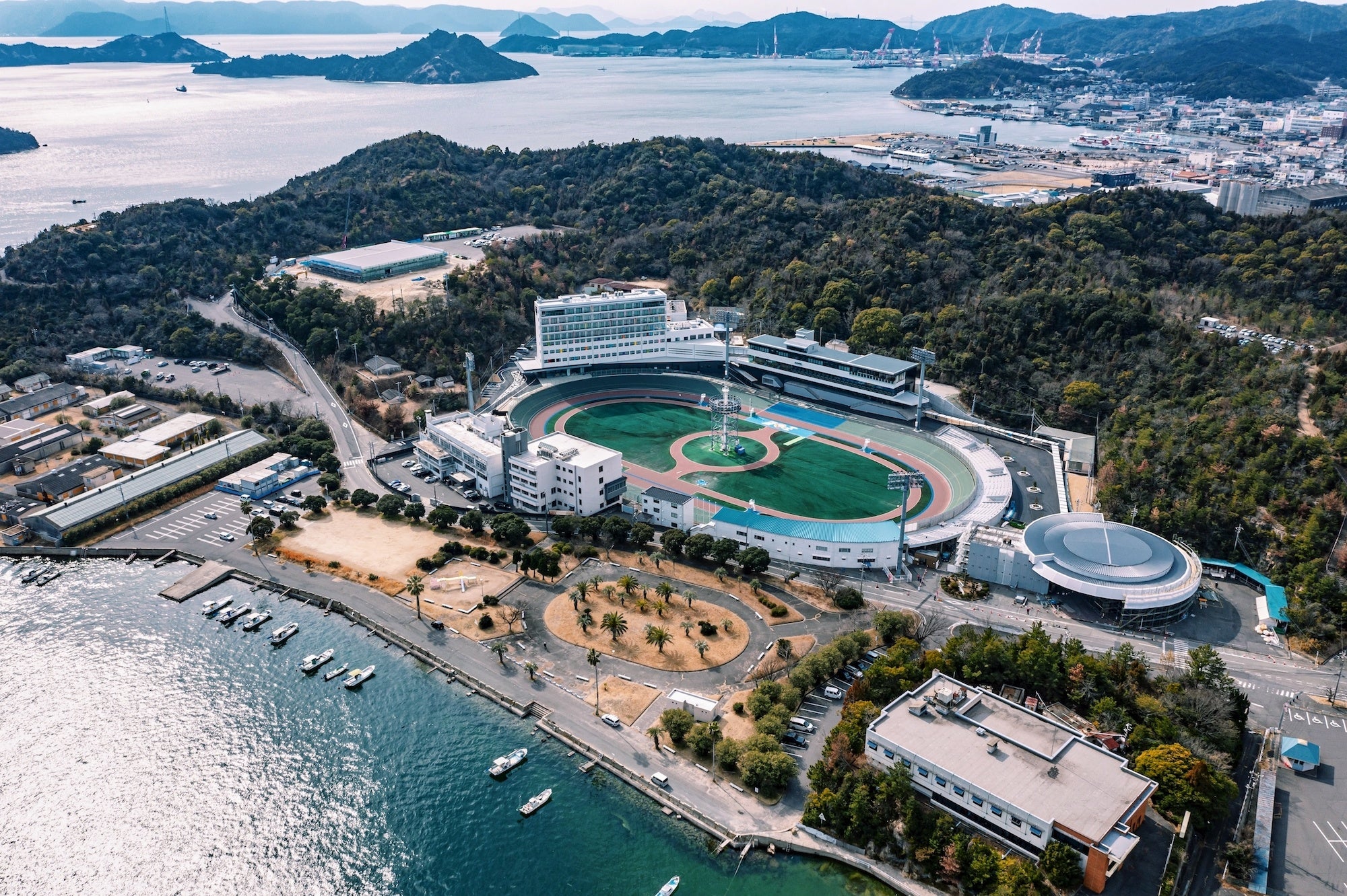 瀬戸内海を臨むKEIRIN HOTEL 10と玉野競輪場