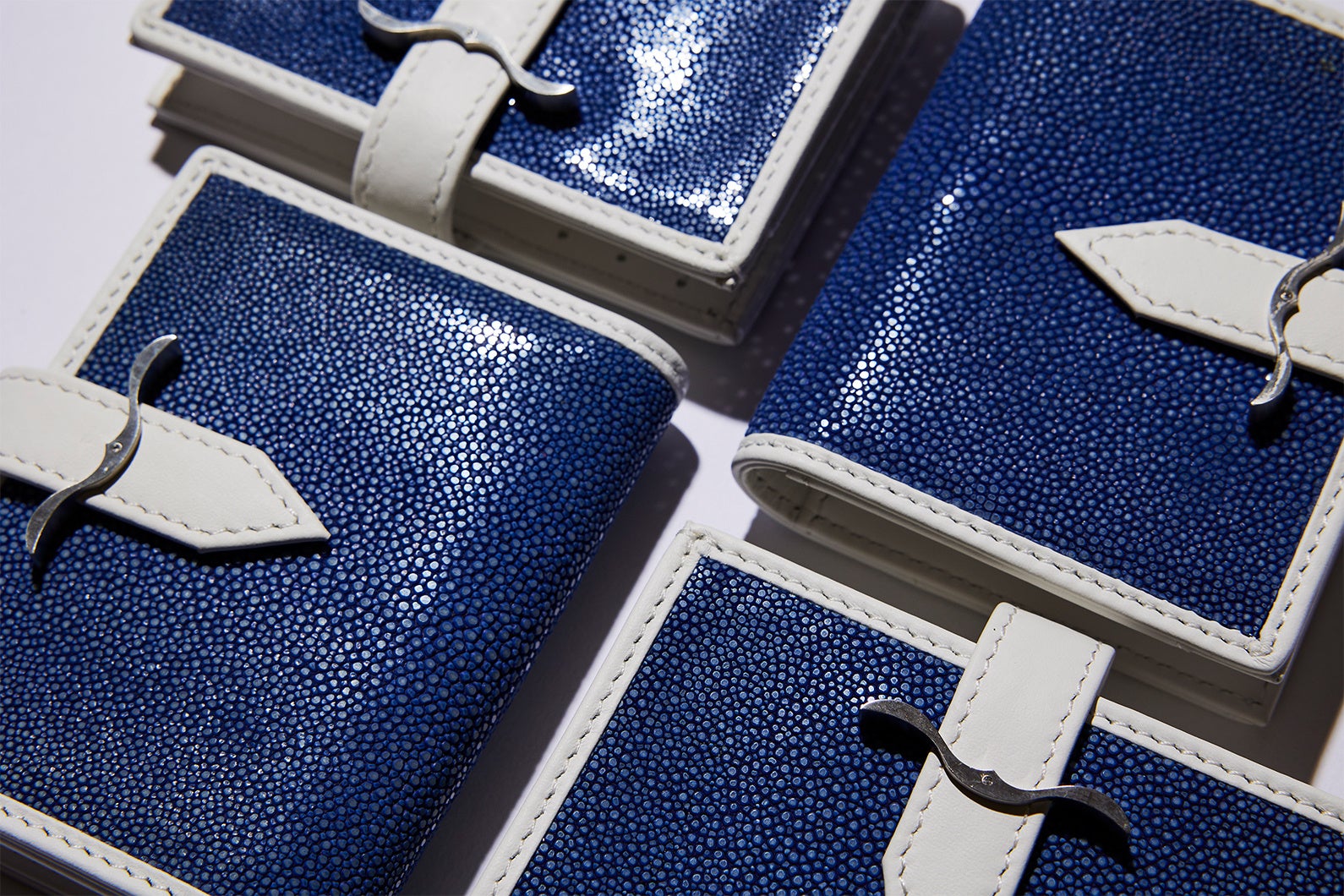 果てしなく続く美しい海に白い帆のヨットで優雅にセーリング。サントリーに島で過ごす大人の休日は何にもかえがたい宝物。