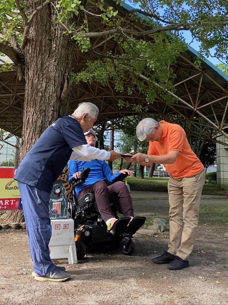 RunDreamsが活動拠点とするさいたま市の別所沼公園にて贈呈式