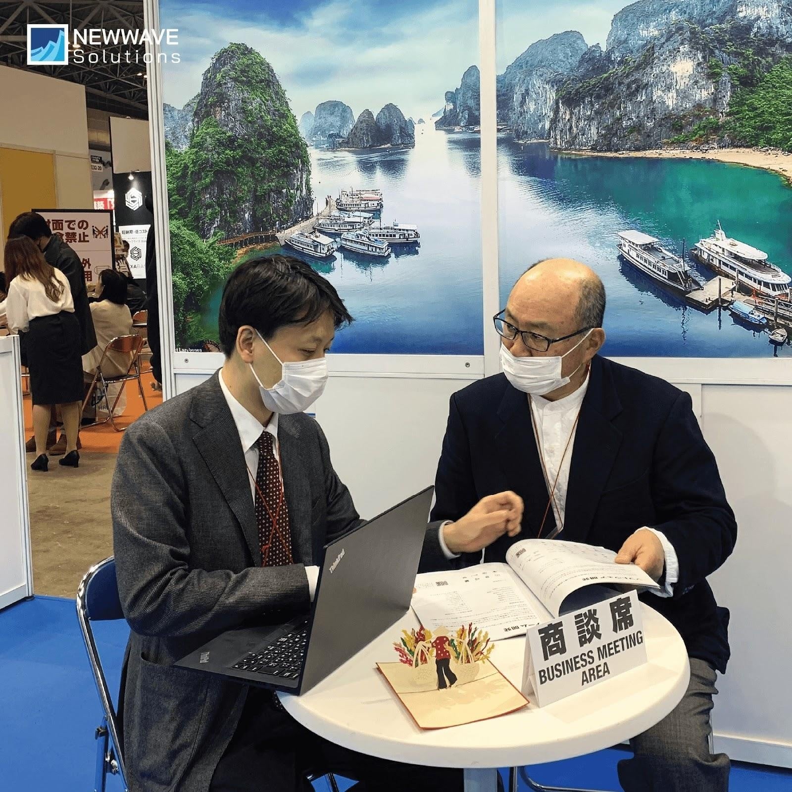 SODEC 2022に出展したNewwave Solutionsの代表者と来場者