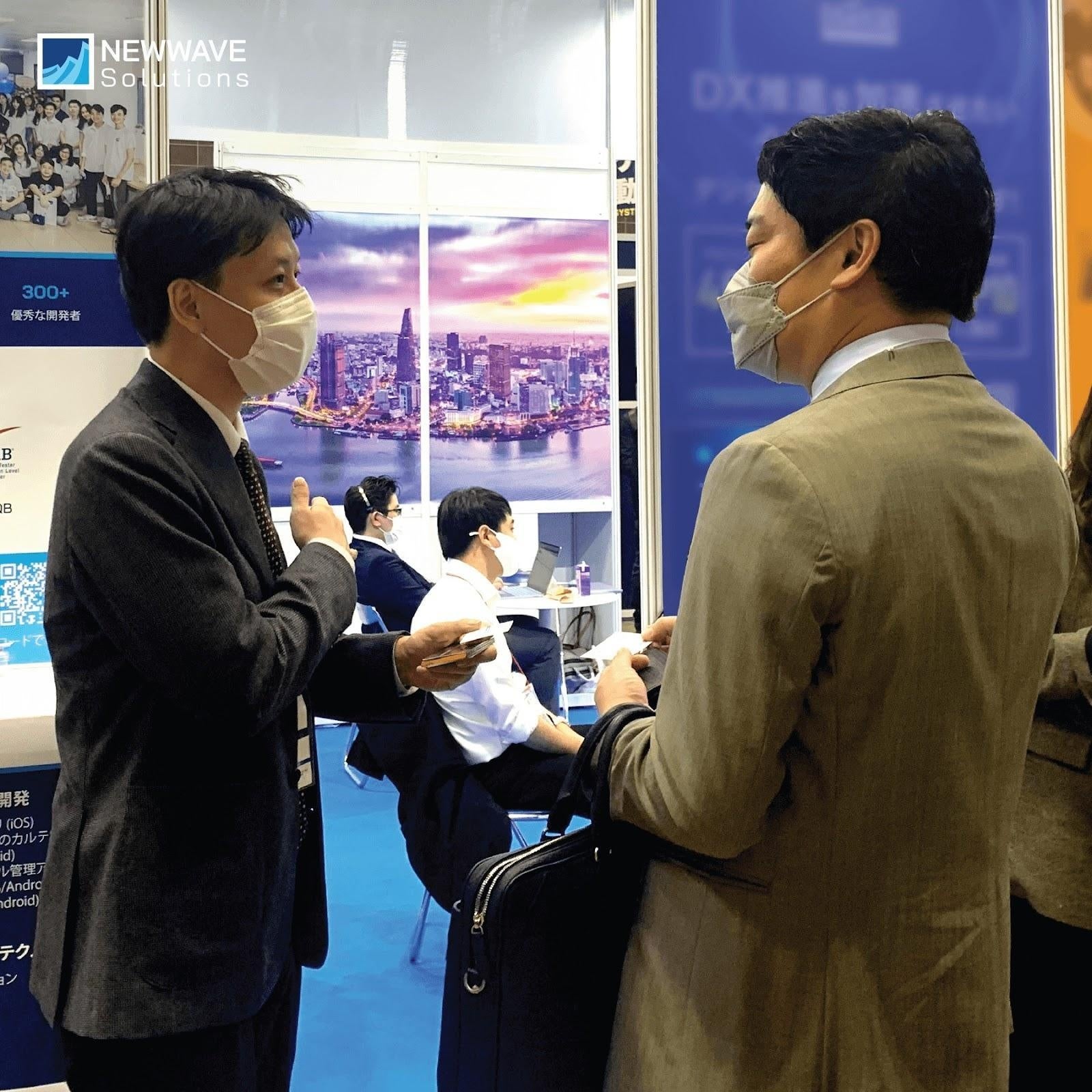 Newwave Solutionsの代表者が来場者に同社のサービスを紹介している