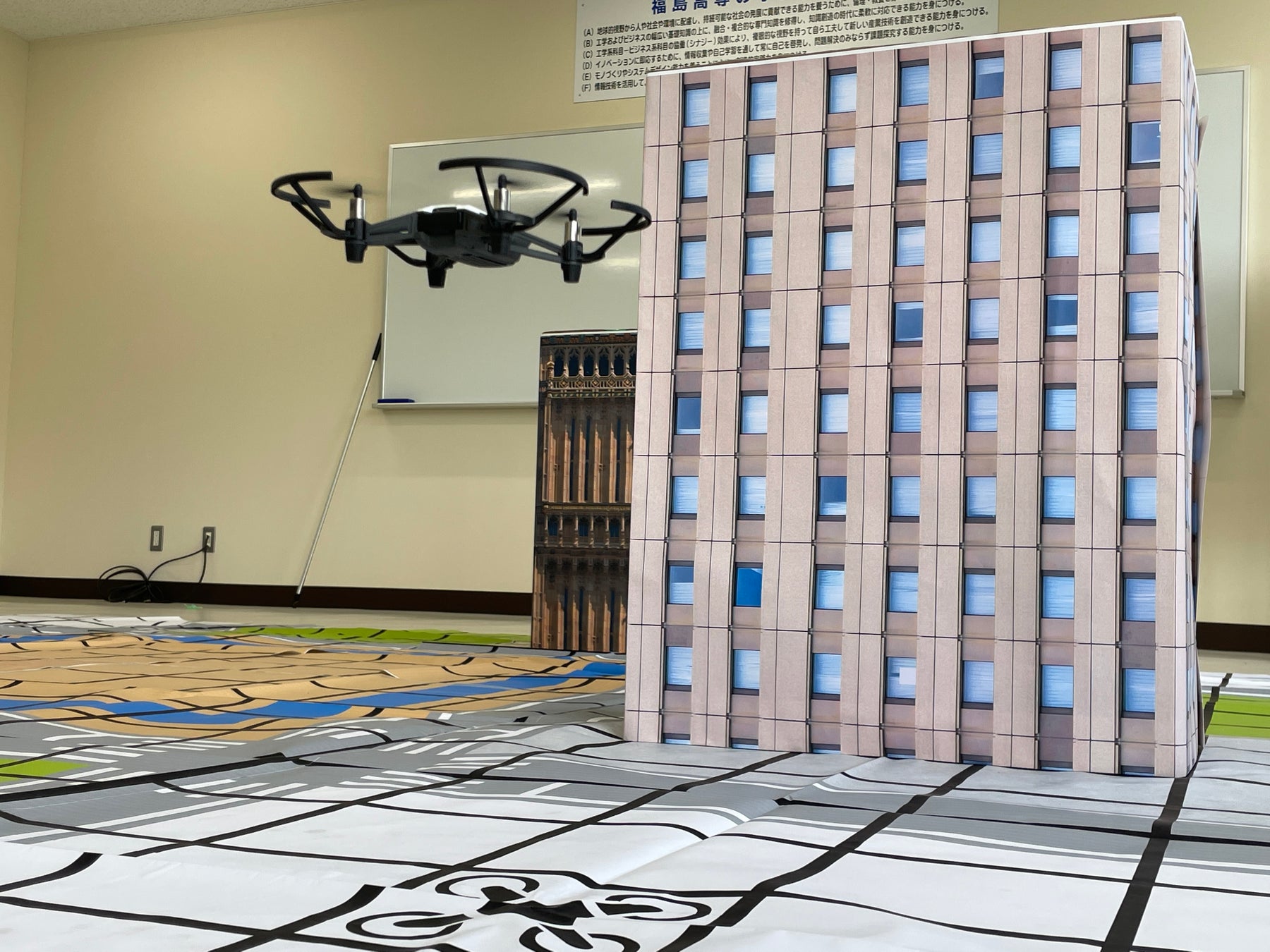 プログラミングでドローンを縦横上下に動かします