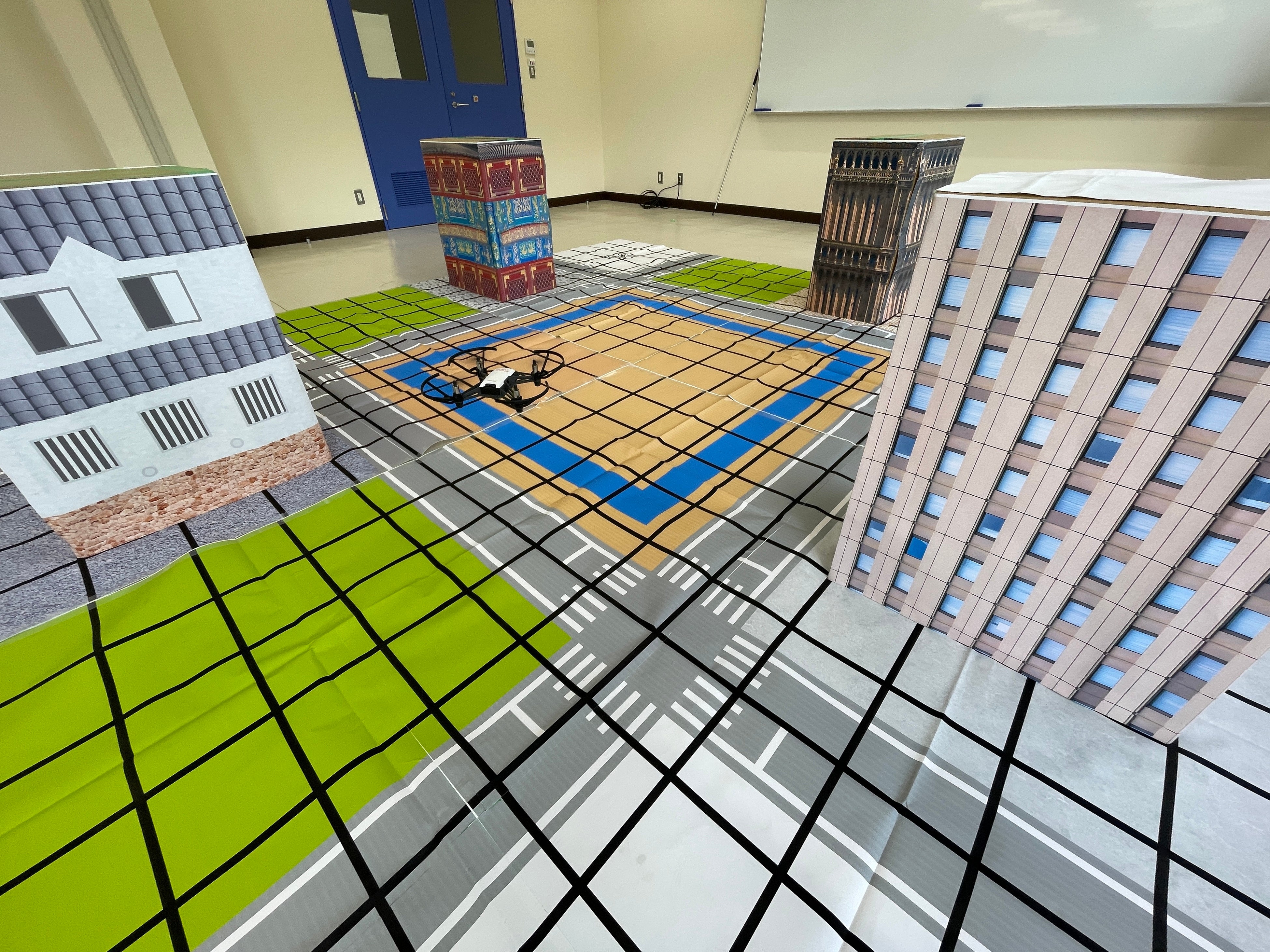 子どもたちが楽しめるようにドローンの移動フィールドに街並みを再現