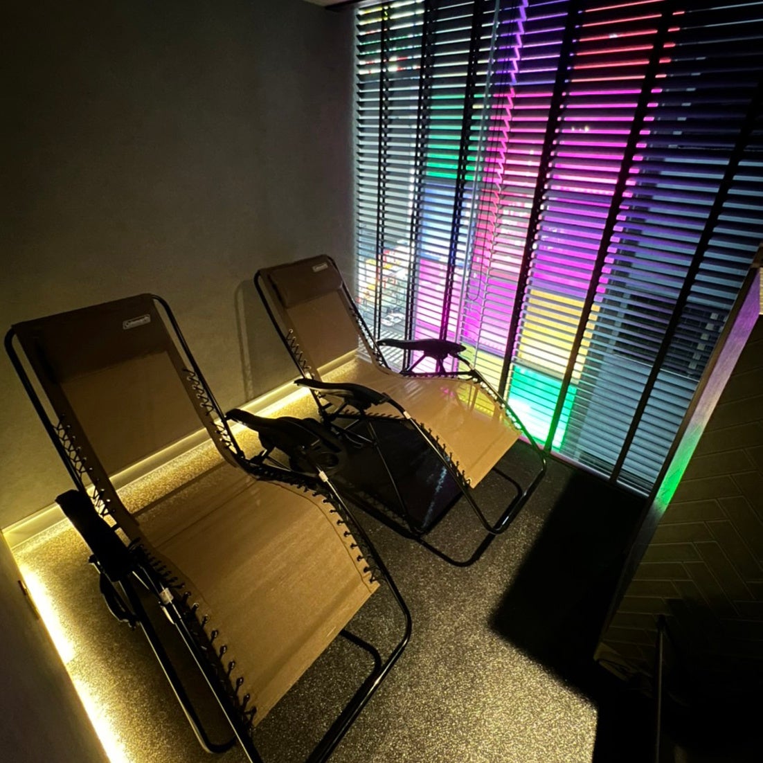 ROOM01 （ダブルルーム）　外の景色も楽しめます。