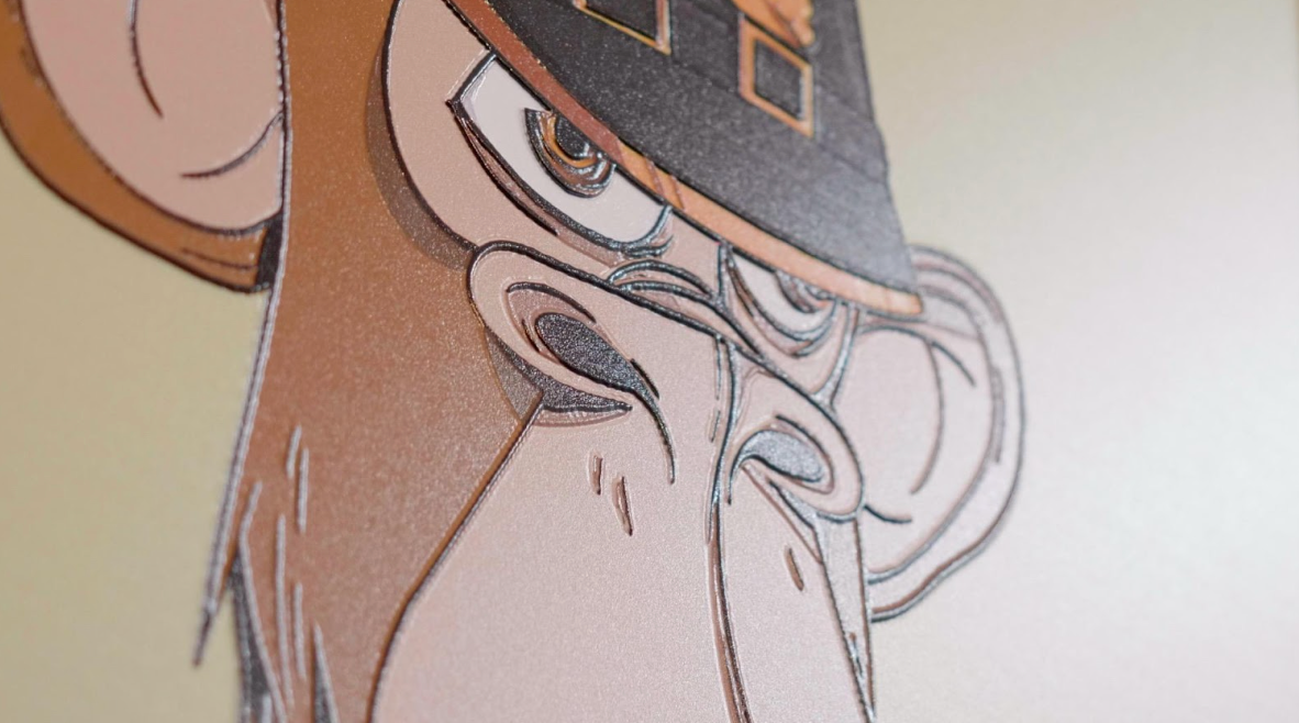 アルミ板に塗料を重ねて凹凸をつけることで作品を立体的に表現