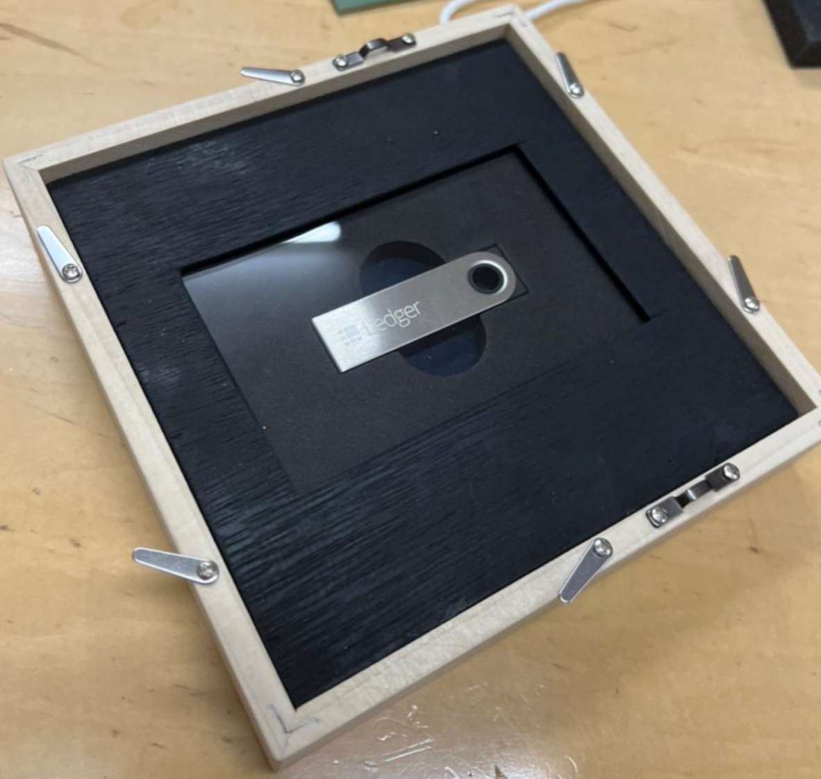 試作品として開発した「GASHO Frame」。額の裏にハードウェアウォレットを同梱できる