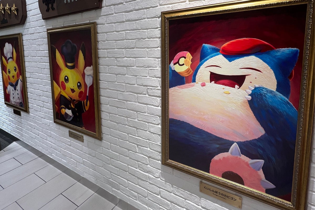 金属のキャンバスでピカチュウたちが立体に。GAAATが「ポケモンカフェ TOKYO」リニューアルの店内アートワークを制作