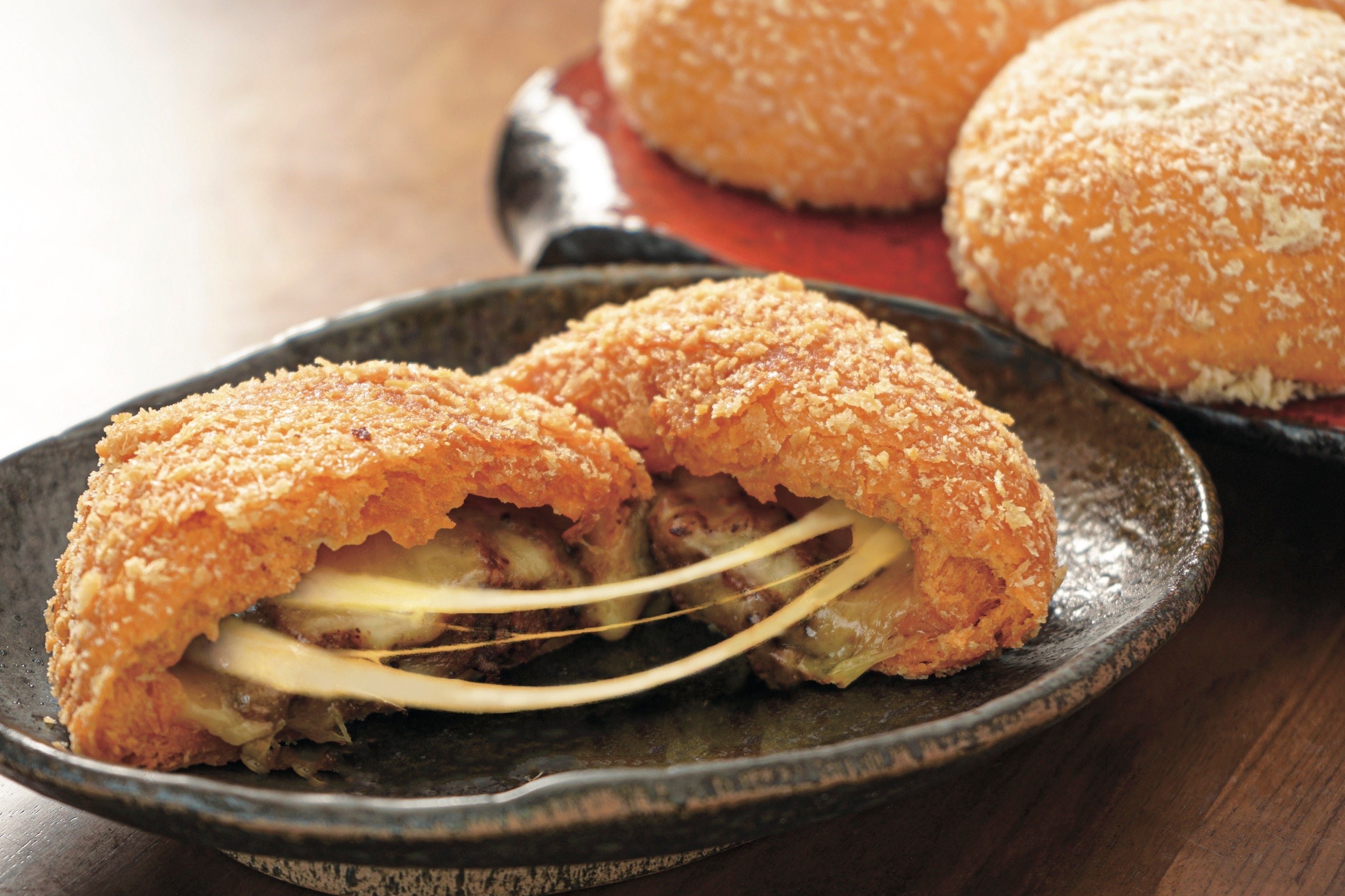 【札幌】モッツアレラ海老キーマカレーパン