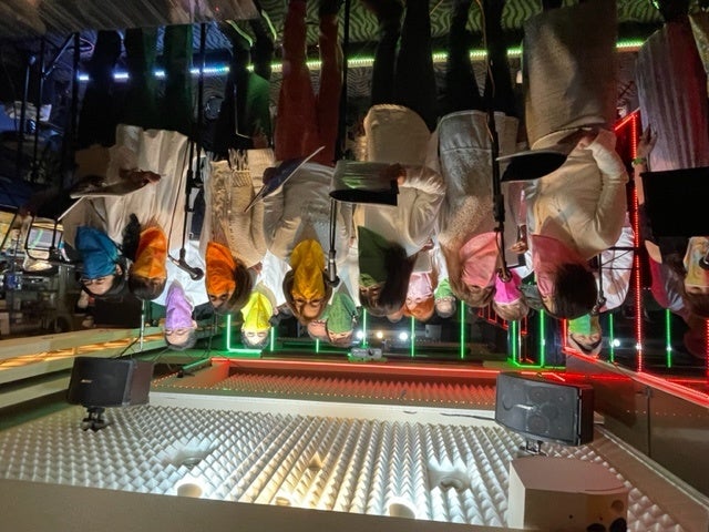 ロックコーラスバンドのライブパフォーマンス