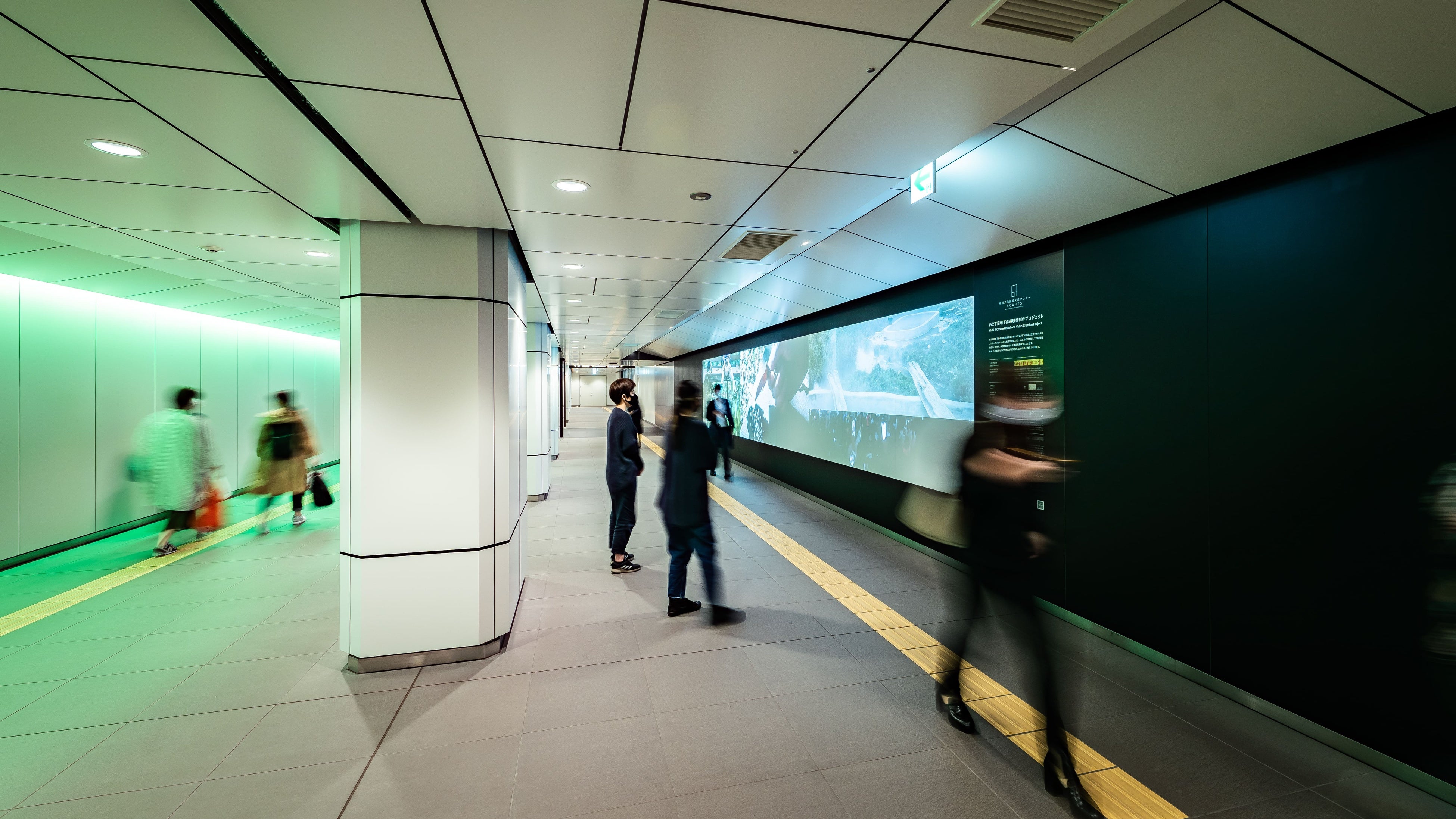 西2丁目地下歩道映像制作プロジェクト アピチャッポン・ウィーラセタクン《憧れの地》 撮影：kenzo kosuge