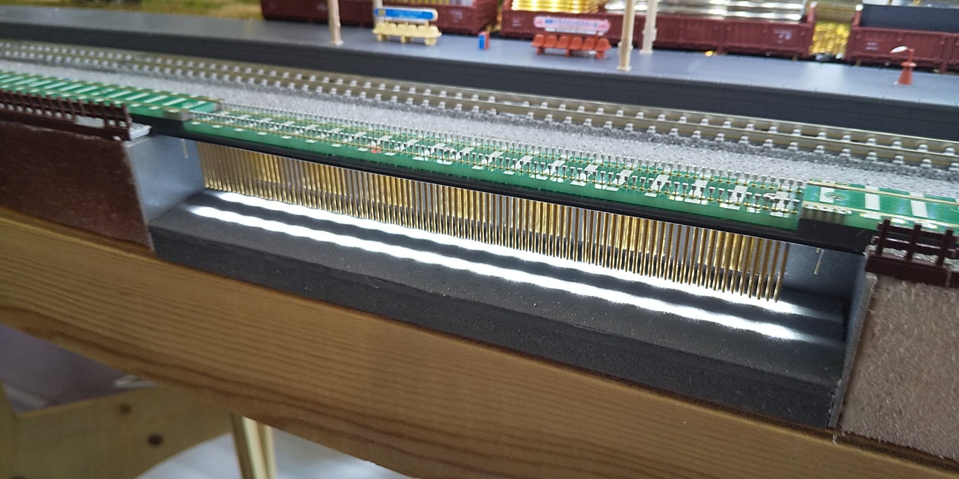 コンタクトプローブがレールとなって、列車が走る