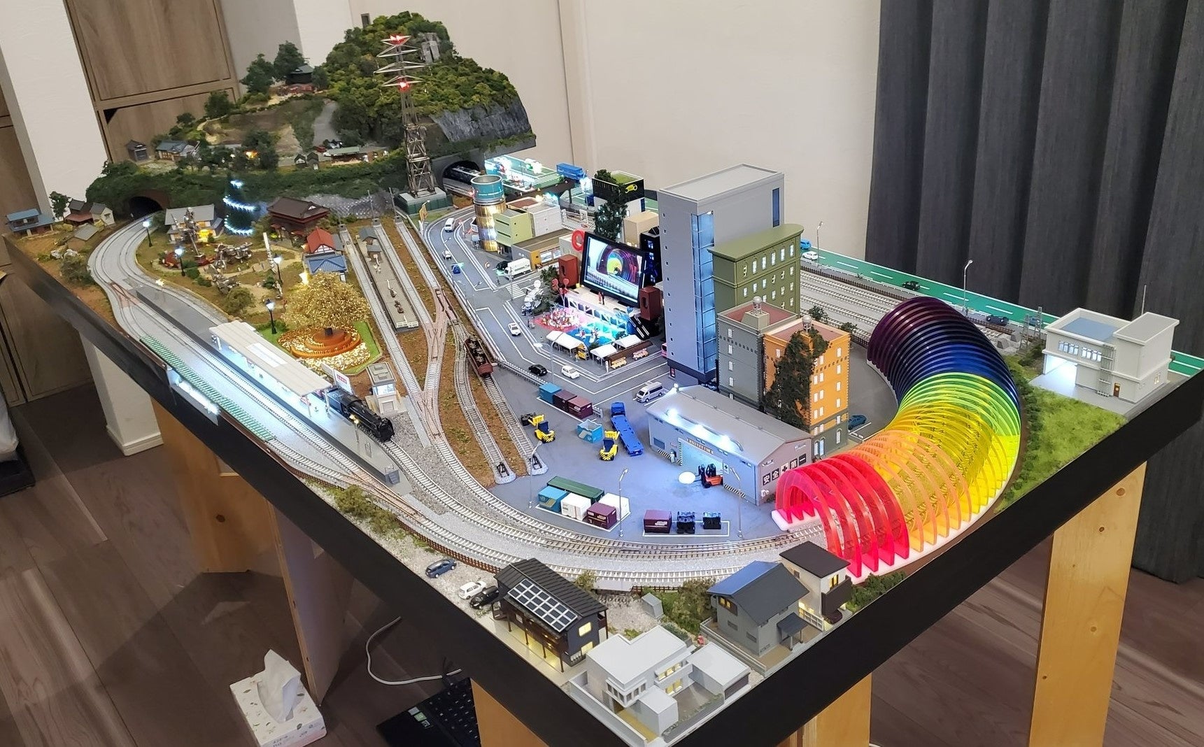 畳一畳サイズの鉄道模型ジオラマの中に、当社グループの製品が詰め込まれています。