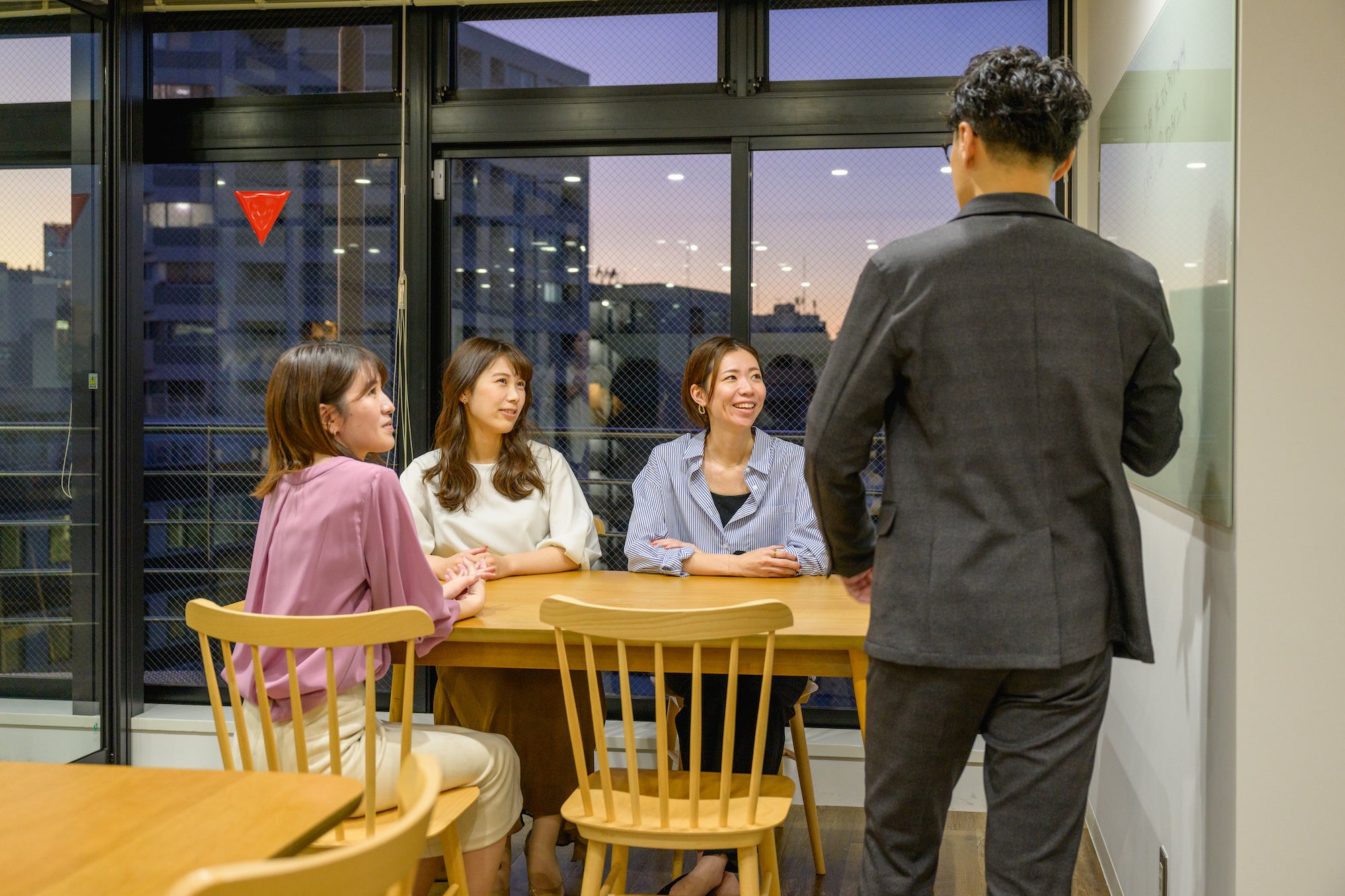ディスカッションするワールドアベニューの留学コンサルタントたち