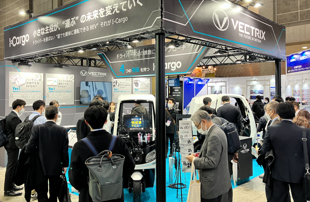 ブースは連日大盛況。皆さん、初めて目にするI-Cargoに興味津々です！