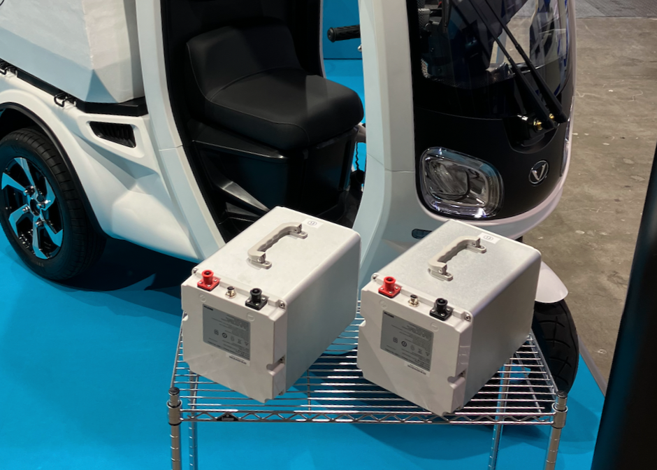 交換用の単体バッテリーも展示。持ち上げて重さを体感する人も。