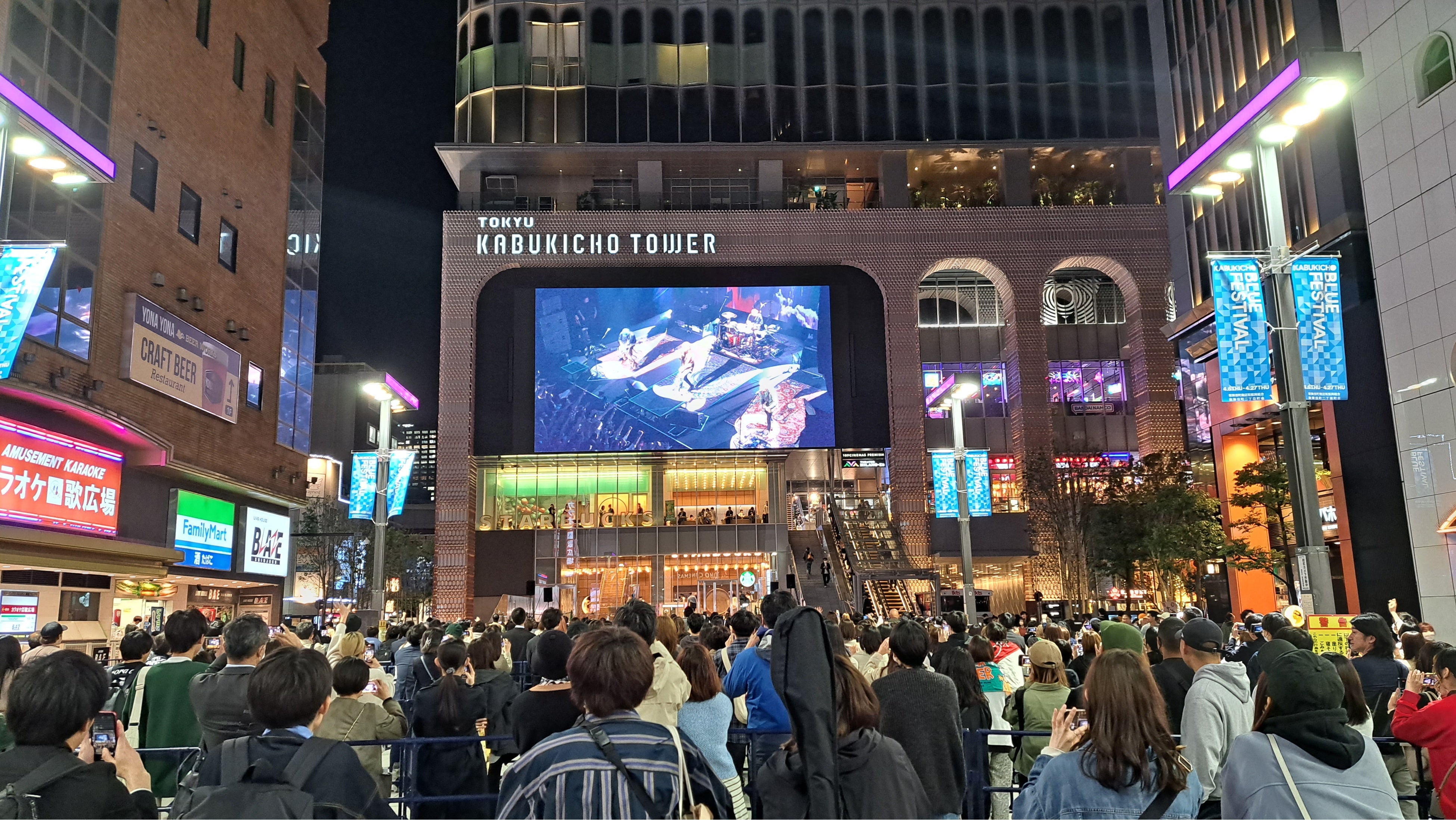 ▲隣接するシネシティ広場でのライブ同時中継の様子