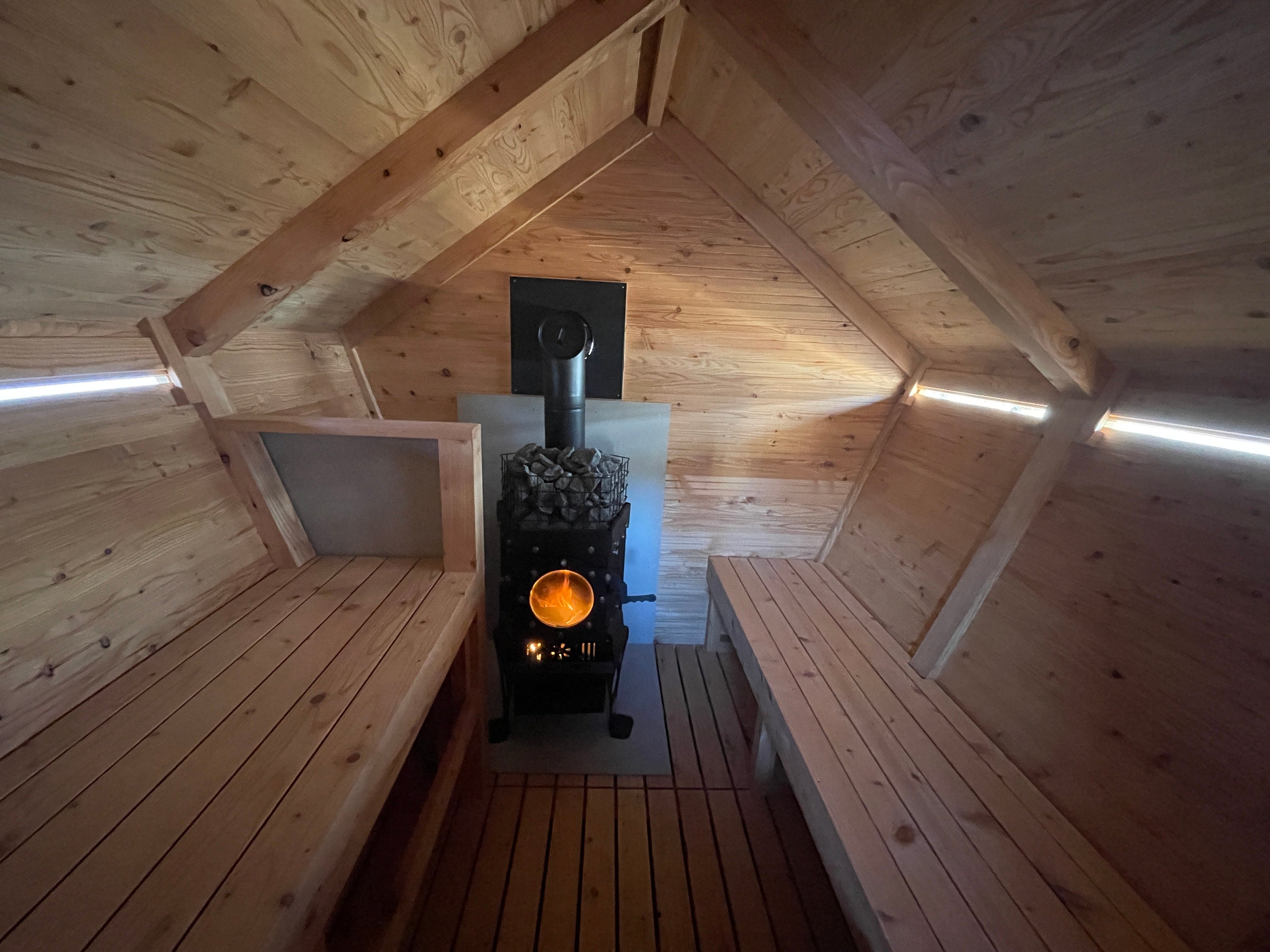 鶴居村のカラマツを使ったサムライサウナ内観