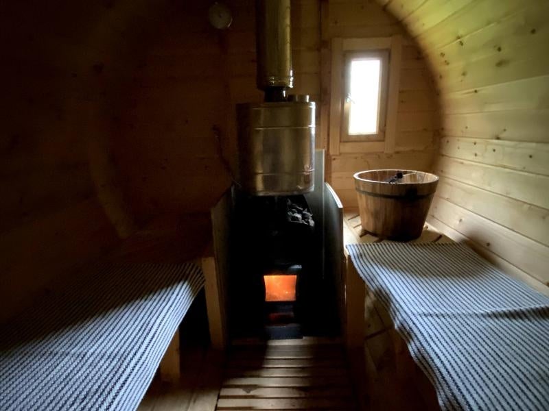 最大6名が入れるロシア製バレルサウナ内観